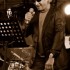Alors le chanteur s'éclate,