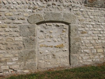 Ancienne porte au mur Sud de la nef