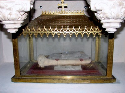 Lesreliques de Ste Bathilde dans le maitre autel de l’église d’Adon