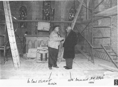 Eglise d’Adon: Paul Vilaine (maire) et l’abbé Bernard Arbre pendant les travaux de 1992