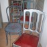 Chaises en rouge et gris