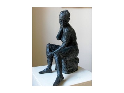 femme assise - bronze