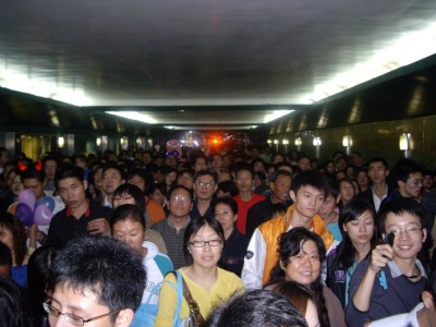 Foule dans un souterrain du bund à Shanghai le 30 oct.