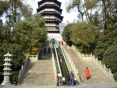 Les escalators jusqu’à la pagode. une première