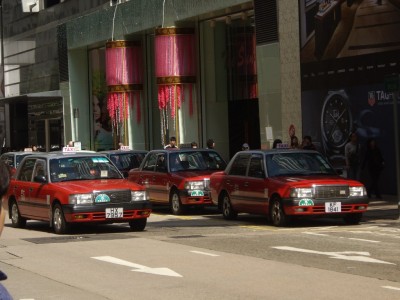 Taxis de Hong Kong (qui roulent à gauche évidemment)
