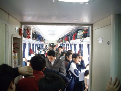 Un peu bondé le train quand même... Tous ces gens n’avaient pas de siège. Les pauvres ;)
