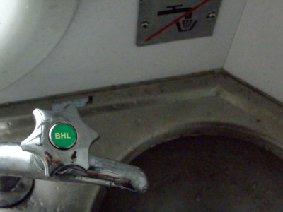 Après son voyage aux USA, on peut croiser BHL dans les toilettes des trains chinois