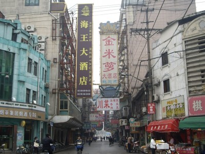 La rue de l’hôtel, rebaptisée "Pigalle Chinoise