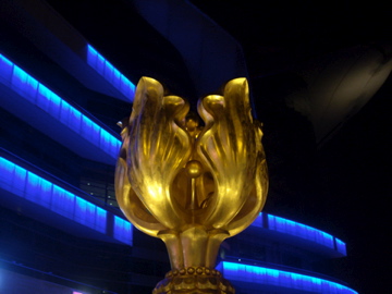 La sculpture offerte par la Chine à HK pour sceller la réunification et symboliser les liens entre les 2 territoires