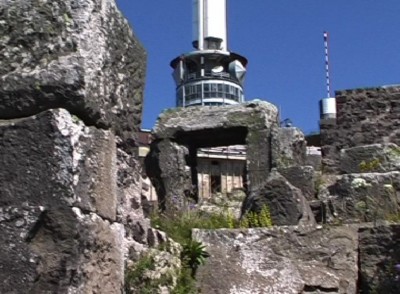 Par un effet d’optique, l’antenne du Puy de Dôme posée sur les pierres du Temple de Mercure. Mercure, n’était-il pas le dieu messager ?