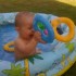 Gabriel heureux dans sa piscin