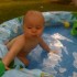 Gabriel dans sa piscine