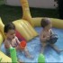Tess et Gabriel dans la piscin
