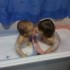 Ma cousine et moi dans le bain