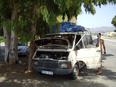 Une étape repos pour le véhicule au Maroc...