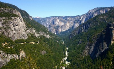 Yosemite Valley (brivaldeil Falls en arriere plan)