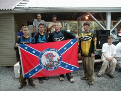 Redneck Club (lire le slogan sur le drapeau)