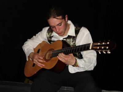 Jean, à la guitare lors d’une représentation de théâtre.