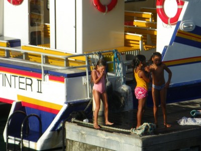 Trio de fillettes plongeant près du bateau aux Saintes.