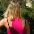 blonde aux épaules nues