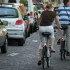 joli fille sur un vélo dans P