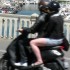 jambes nues sur un scooter