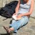 jeune femme lisant en profitan