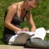 assise sur la pelouse