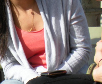 fille profitant du soleil de mars