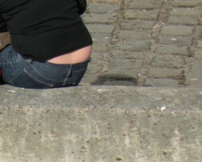 fille assise au bord de la Seine