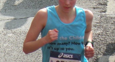 jolie fille, a milieu des marathoniens de Paris