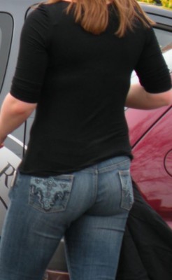 jeune fille en jean moulant