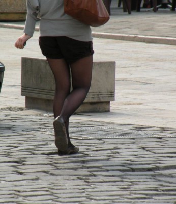 fille en collant, de dos