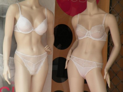 filles en dessous et dociles