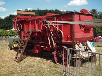 une b&acirc;teuse (pour battre le bl&eacute;)