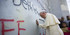 Le pape fait les murs.