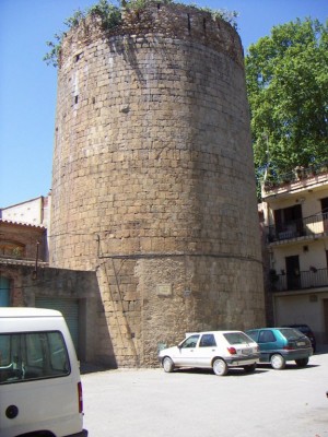 unique vestige du chateau medieval de Cabanes (10 mètres de hauteur): source wikipedia