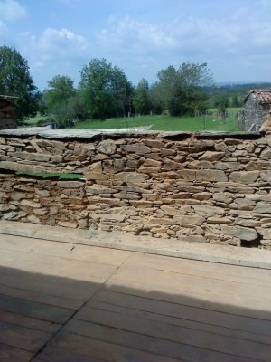 Muret de la terrasse recouvert de lauzes.
