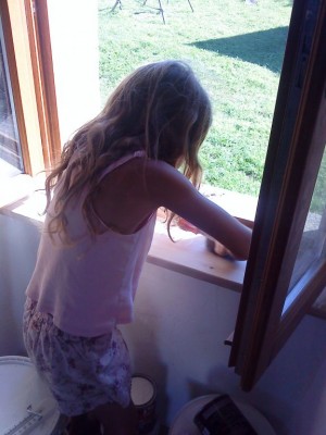 Elise gratte le plâtre des bords de fenêtres