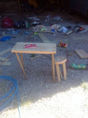 Pendant ce temps, Esteban a construit une table et un tabouret tout seul pour le mariage !