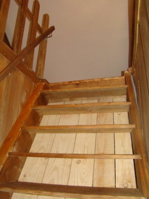 L’escalier qui mène à la chambre du haut.