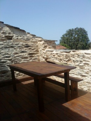 Table et un des deux bancs de la terrasse en douglas de la scierie du Ségala