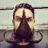 IL sculpte sa barbe de façons