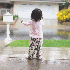 La petite fille s’émerveill