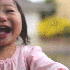La petite fille s’émerveill