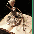 Une artiste sculpte ses livres