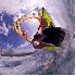 Sur la planche d’un surfeur.