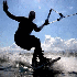 Sur la planche d’un surfeur.