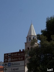 Signs indicating my way: to Lapad first, then the old town