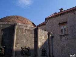 The big fountain when you enter the Stari Grad